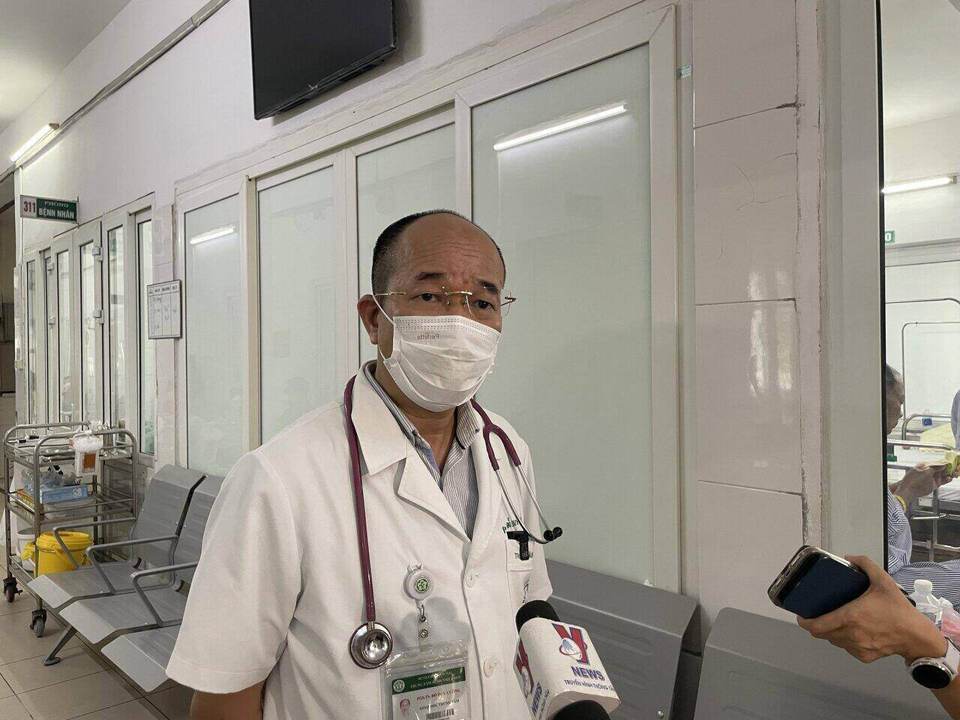 PGS.TS Đỗ Duy Cường - Giám đốc Trung tâm Bệnh nhiệt đới, Bệnh viện Bạch Mai chia sẻ về tình hình các ca bệnh. Ảnh: Khánh Linh